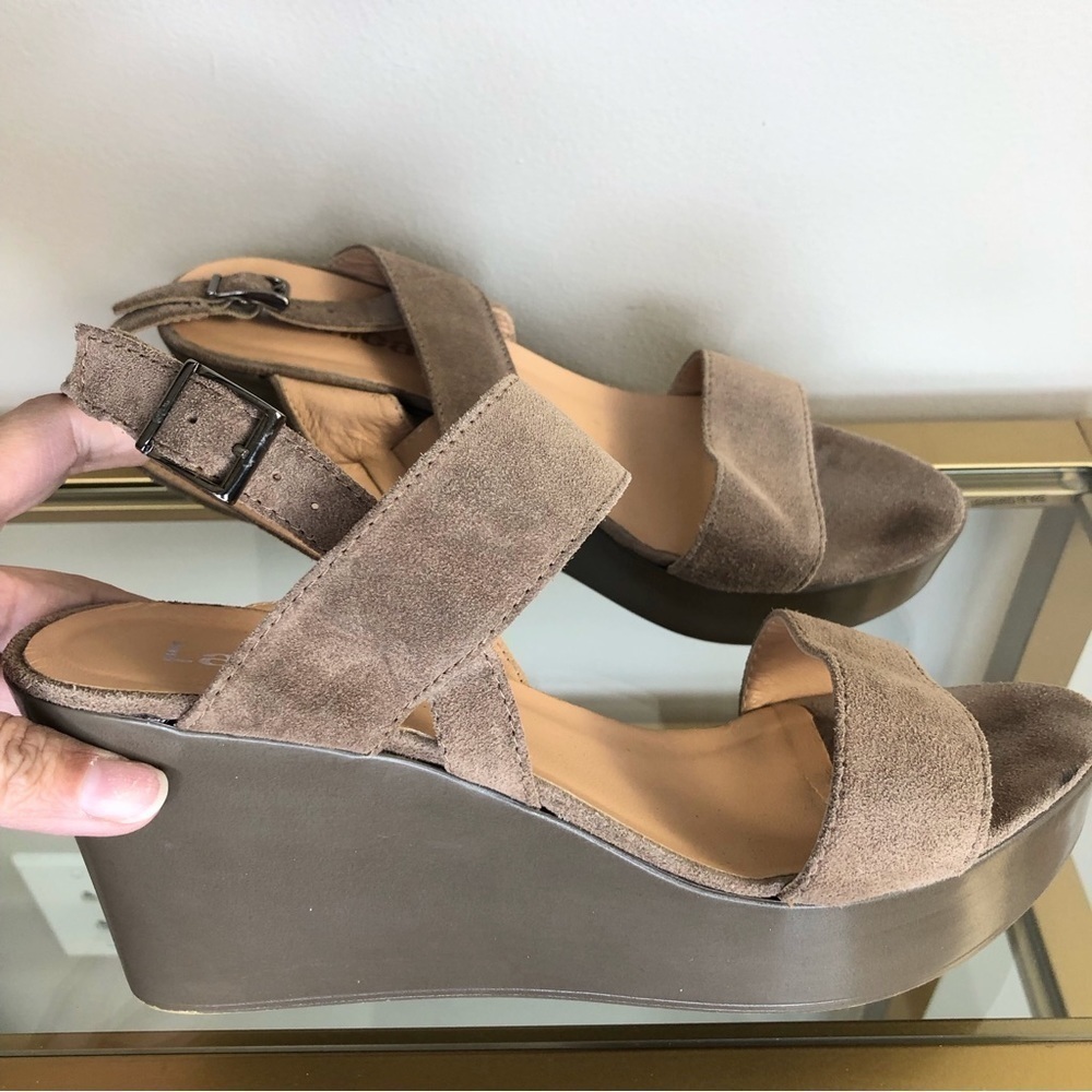 Lamica taupe suede upper strap sandal leather platform heel 39